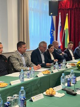 MINISTER ZA NARAVNE VIRE IN PROSTOR JE S PREDSTAVNIKI MINISTRSTVA ZA INFRASTRUKTURO IN DRUGIMI STROKOVNJAKI NA DELOVNEM OBISKU NA OBČINI ŠKOFLJICA